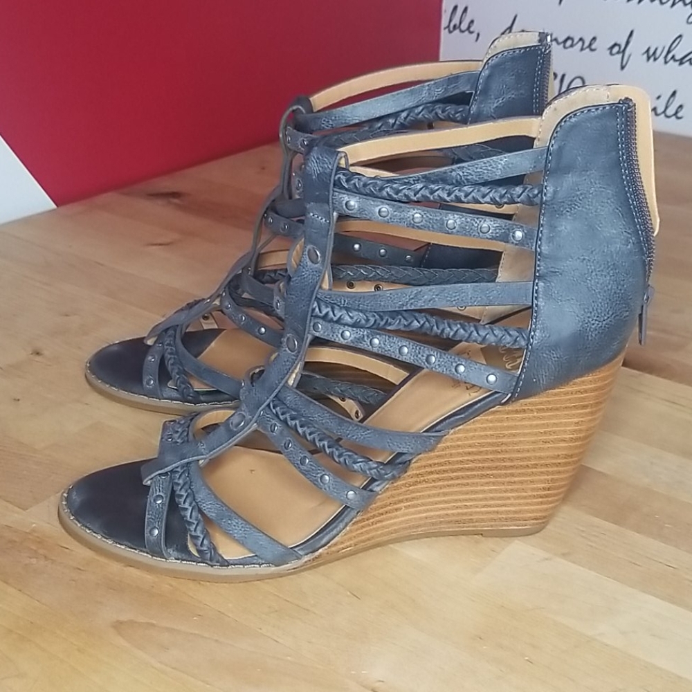 Crown Vintage gray wedge strappy sandal 9.5